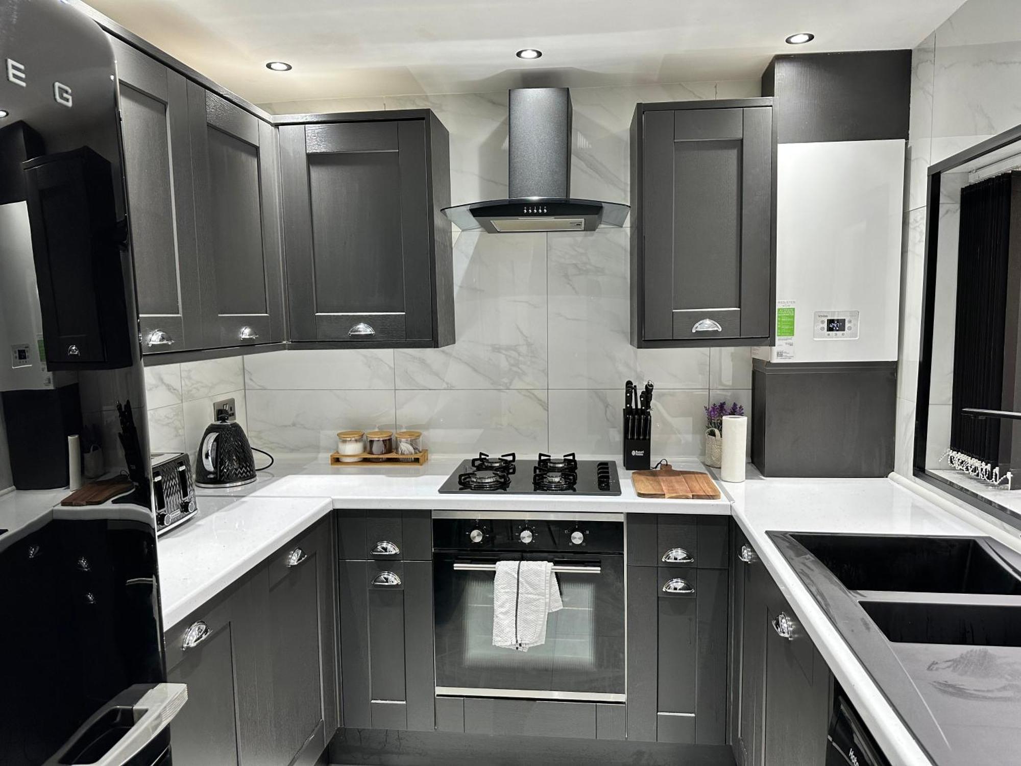 4 Bed 4 Bath House With Free Parking, 5 Mins To Lfc And 15 Mins To City Centre Liverpool Buitenkant foto